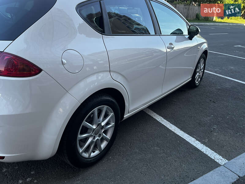 Хэтчбек SEAT Leon 2010 в Умани