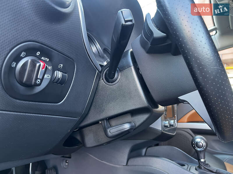 Хэтчбек SEAT Leon 2010 в Умани