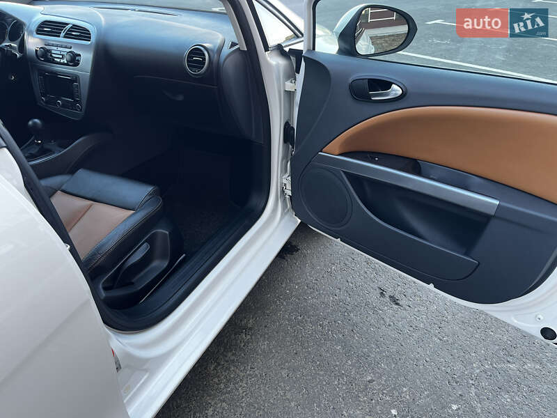 Хэтчбек SEAT Leon 2010 в Умани