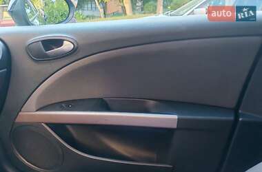 Хэтчбек SEAT Leon 2011 в 