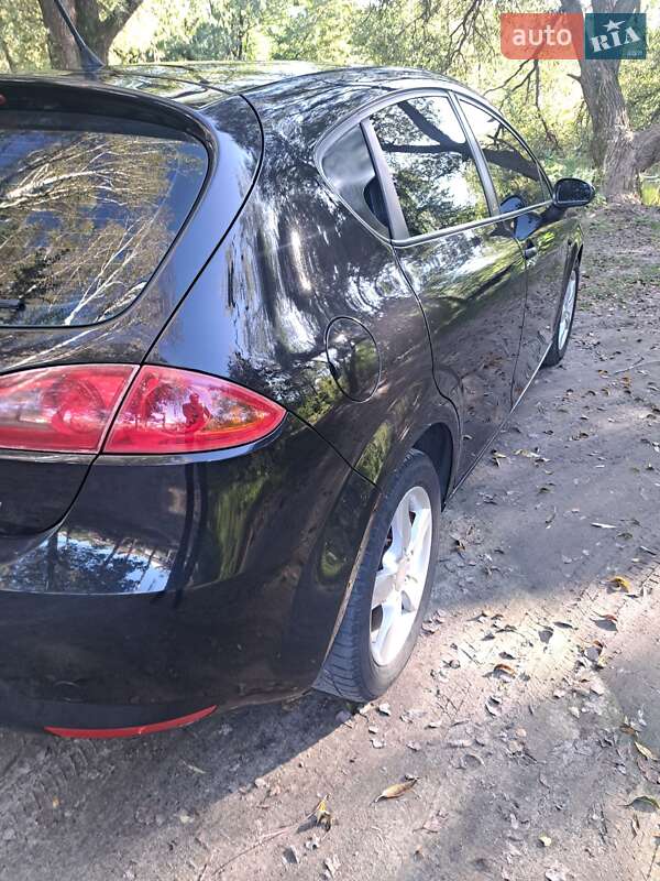 Хэтчбек SEAT Leon 2008 в Звягеле