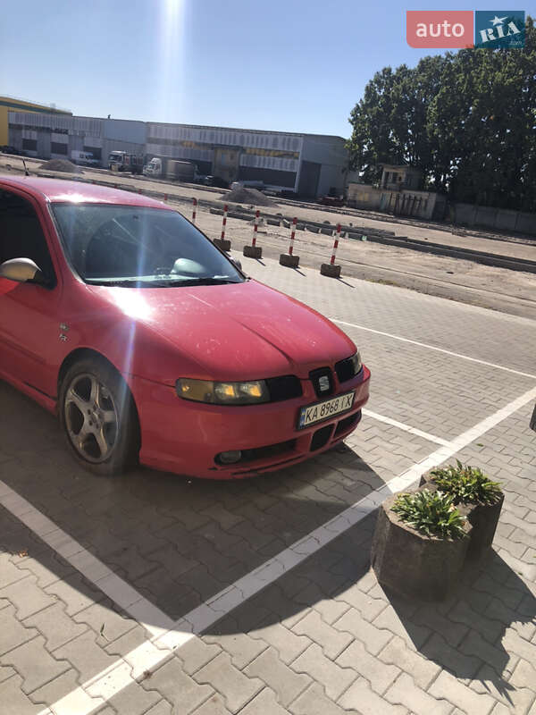 Хэтчбек SEAT Leon 2005 в Вишневом
