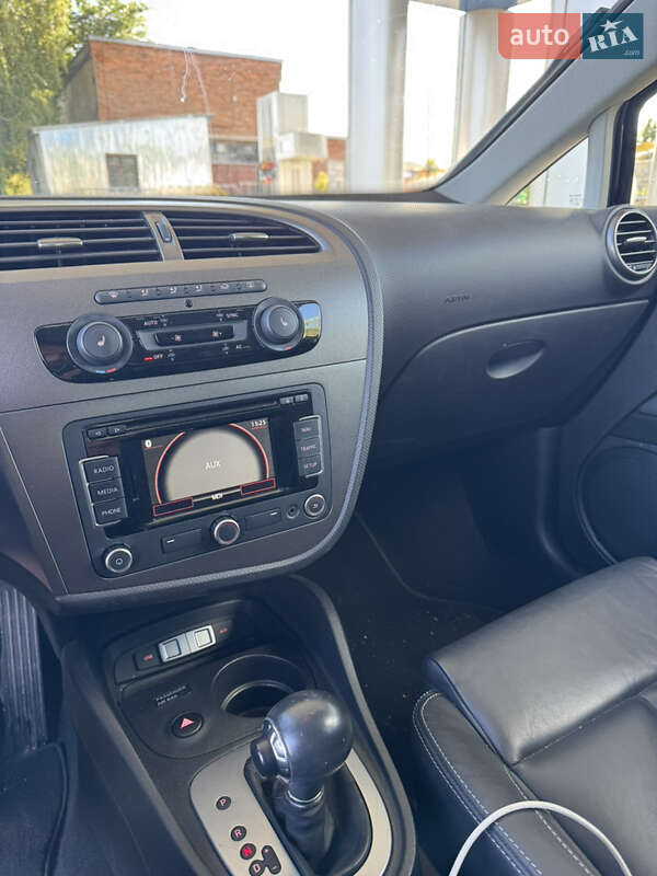 Хэтчбек SEAT Leon 2012 в Великой Багачке