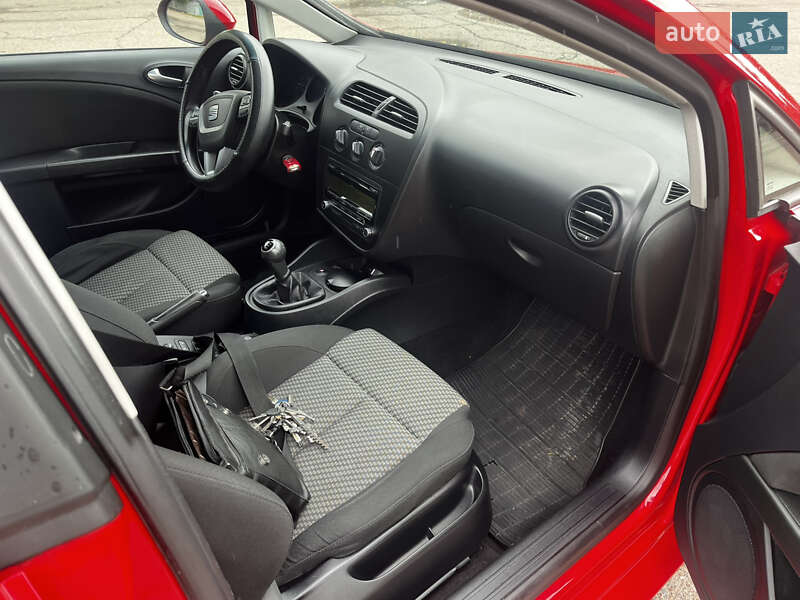 Хэтчбек SEAT Leon 2010 в Чернигове
