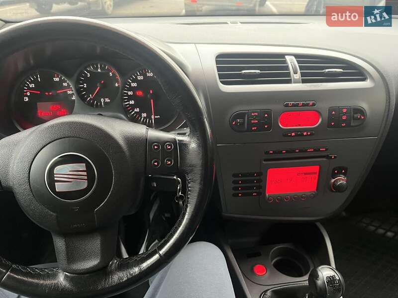 Хэтчбек SEAT Leon 2006 в Софиевской Борщаговке