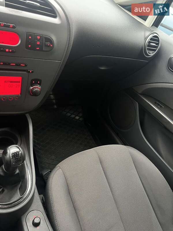 Хэтчбек SEAT Leon 2006 в Софиевской Борщаговке