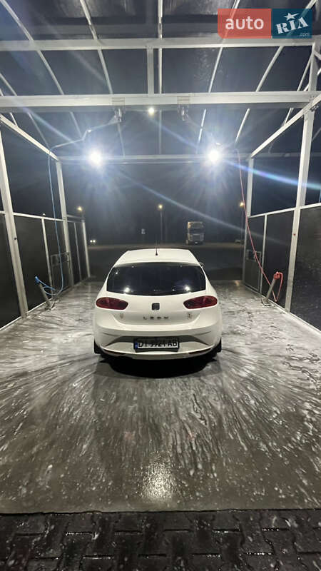 Хэтчбек SEAT Leon 2011 в Маневичах