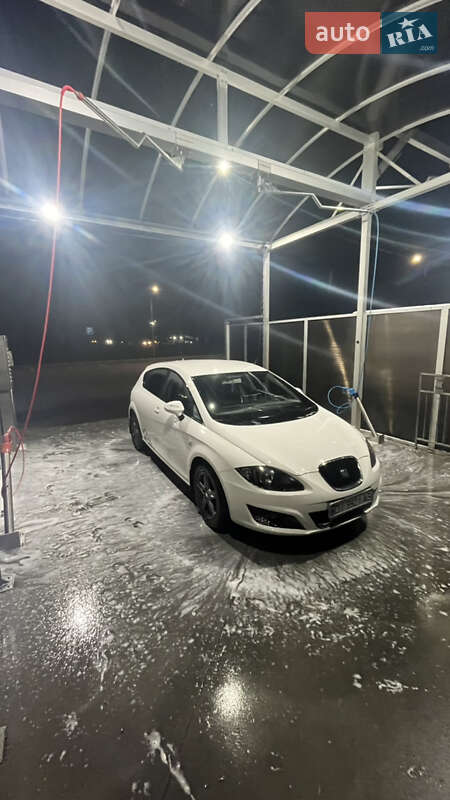 Хэтчбек SEAT Leon 2011 в Маневичах