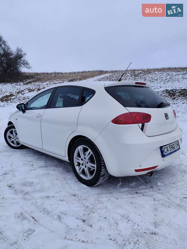 Хэтчбек SEAT Leon 2010 в Каменке
