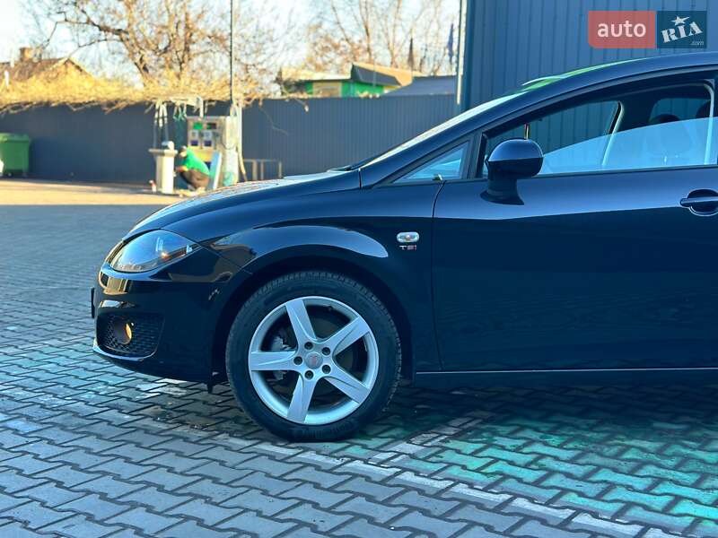 Хэтчбек SEAT Leon 2010 в Каменском