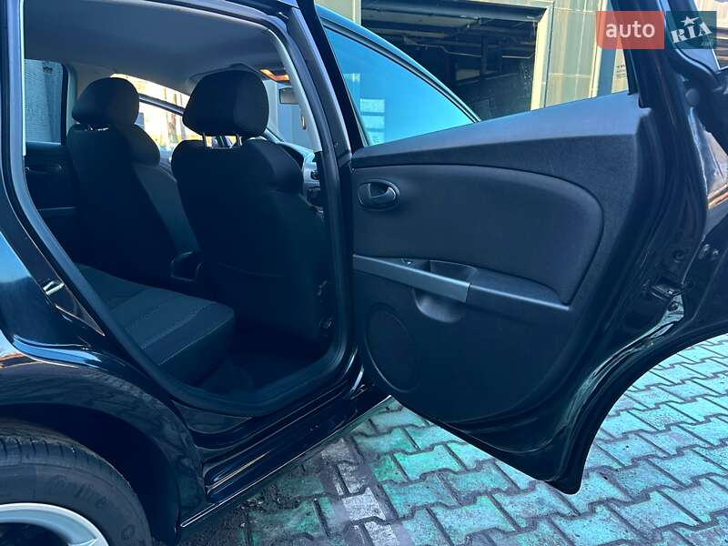 Хэтчбек SEAT Leon 2010 в Каменском