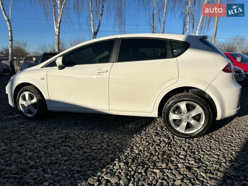 Хэтчбек SEAT Leon 2011 в Смеле