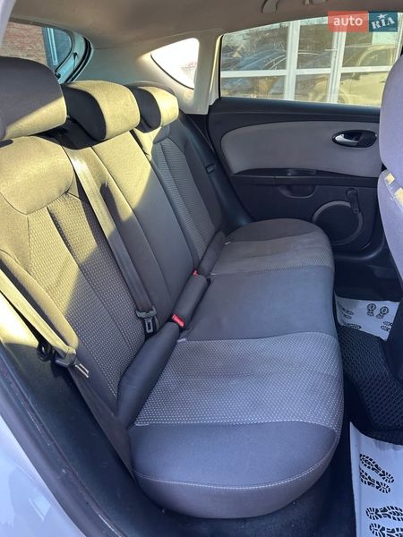 Хэтчбек SEAT Leon 2011 в Смеле