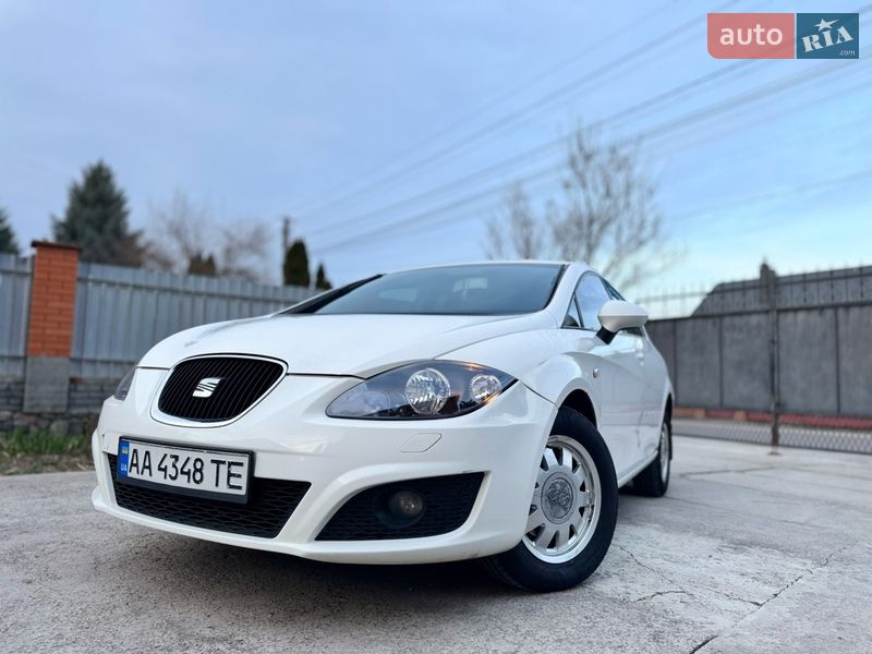 Хетчбек SEAT Leon 2011 в Вишневому фото 3 Хетчбек SEAT Leon 2011 в Вишневому