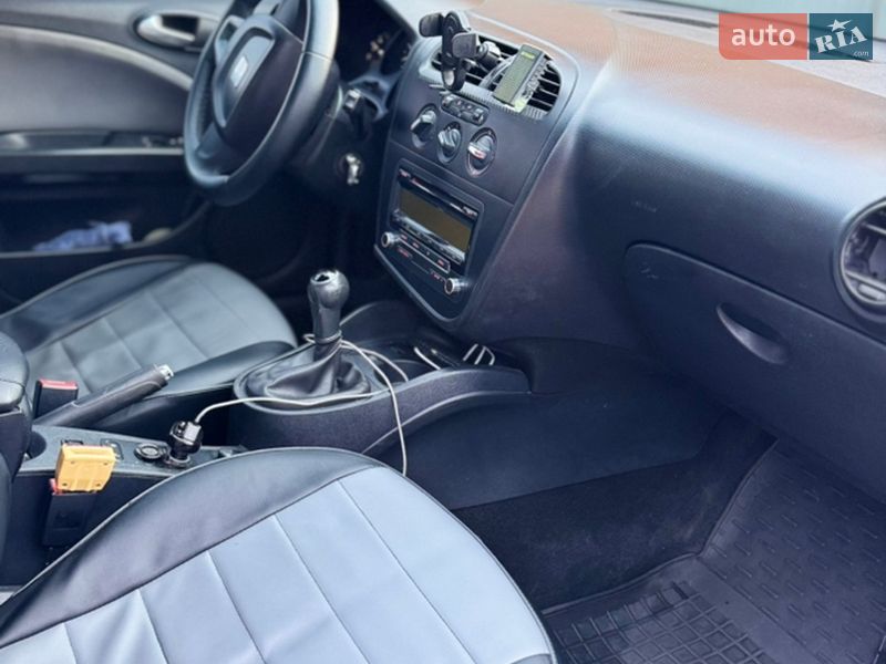 Хетчбек SEAT Leon 2011 в Вишневому фото 11 Хетчбек SEAT Leon 2011 в Вишневому