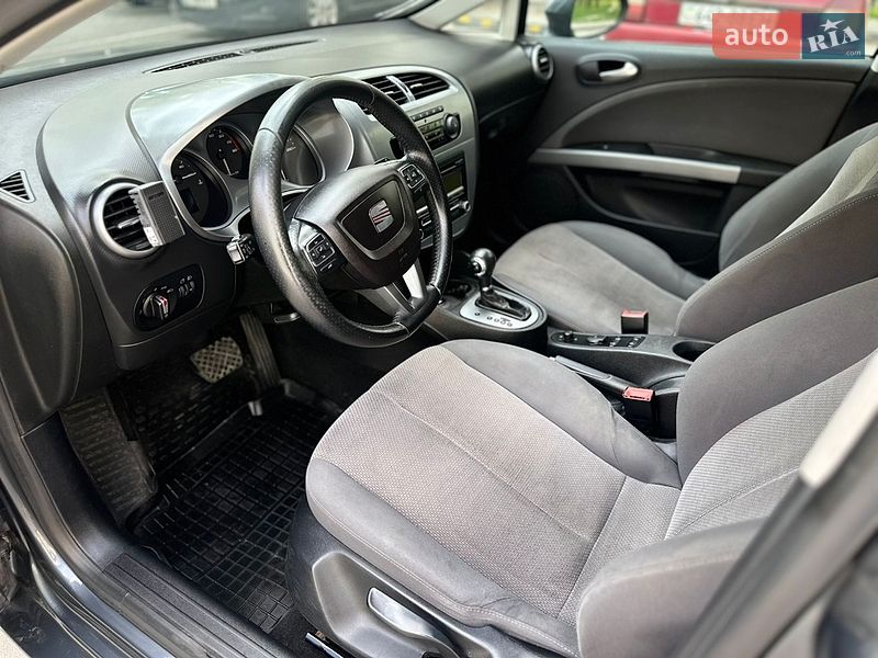 Хэтчбек SEAT Leon 2011 в Львове
