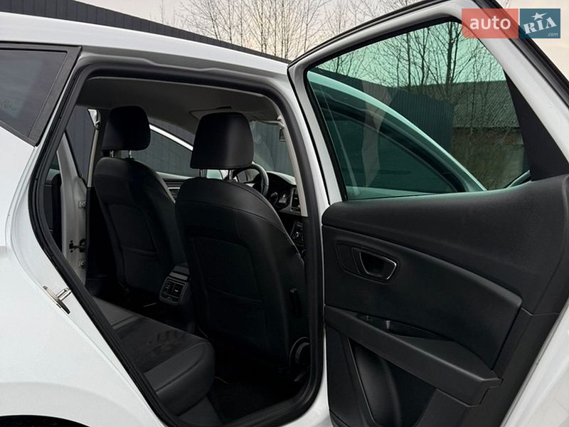 Хэтчбек SEAT Leon 2015 в Самборе