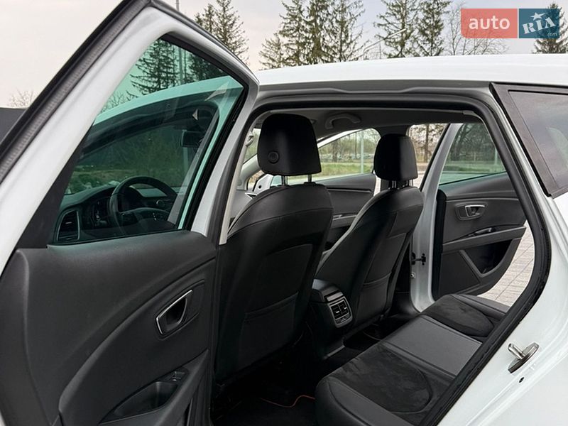 Хэтчбек SEAT Leon 2015 в Самборе