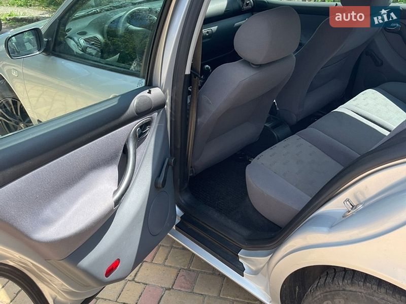 Хэтчбек SEAT Leon 2001 в Волочиске