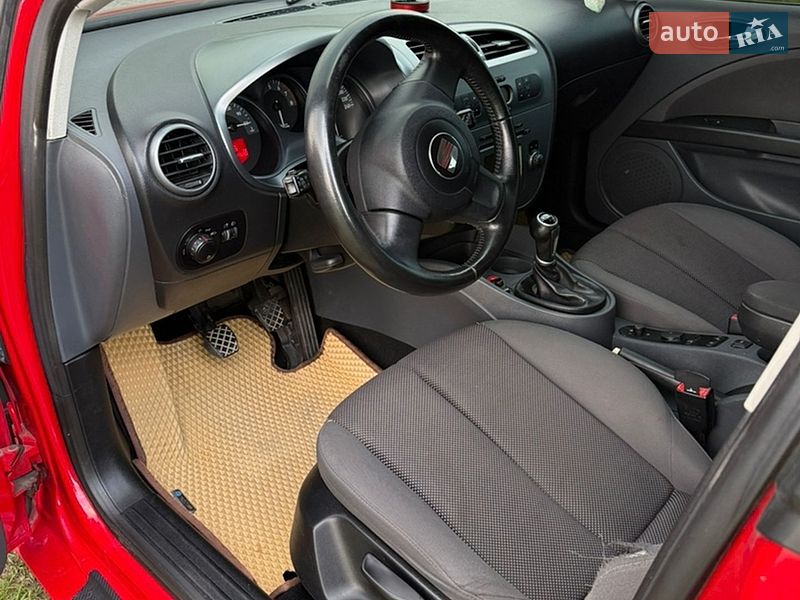 Хэтчбек SEAT Leon 2008 в Лазещине