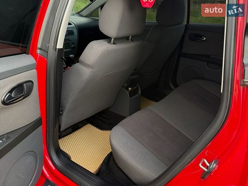 Хэтчбек SEAT Leon 2008 в Лазещине