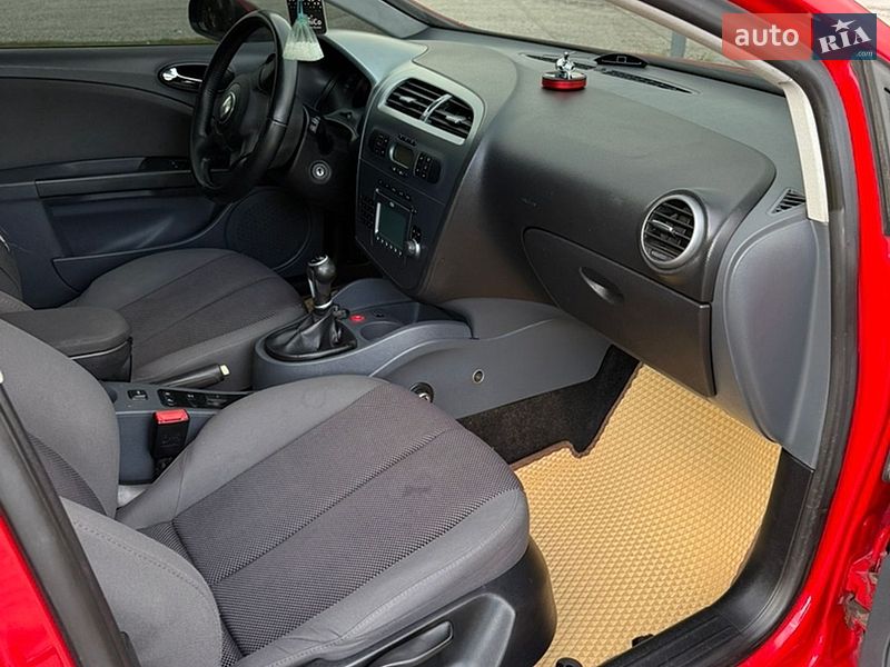 Хэтчбек SEAT Leon 2008 в Лазещине