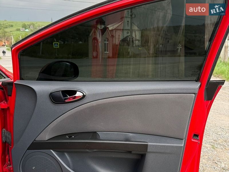 Хэтчбек SEAT Leon 2008 в Лазещине