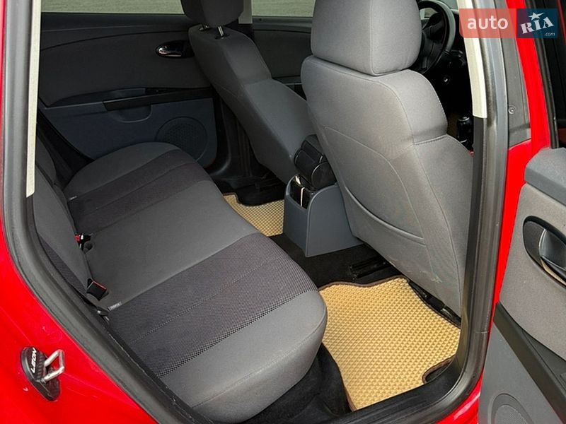 Хэтчбек SEAT Leon 2008 в Лазещине