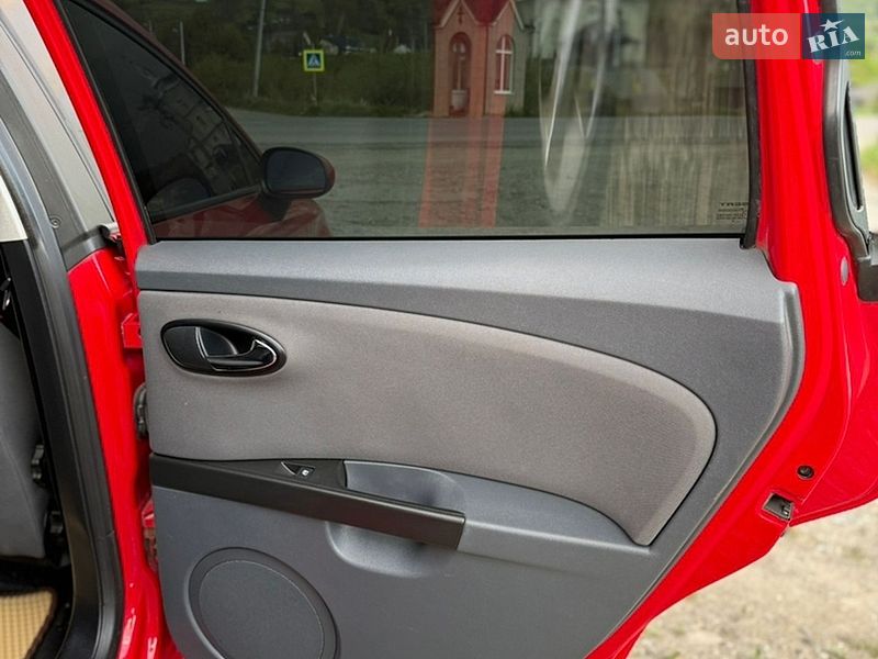 Хэтчбек SEAT Leon 2008 в Лазещине