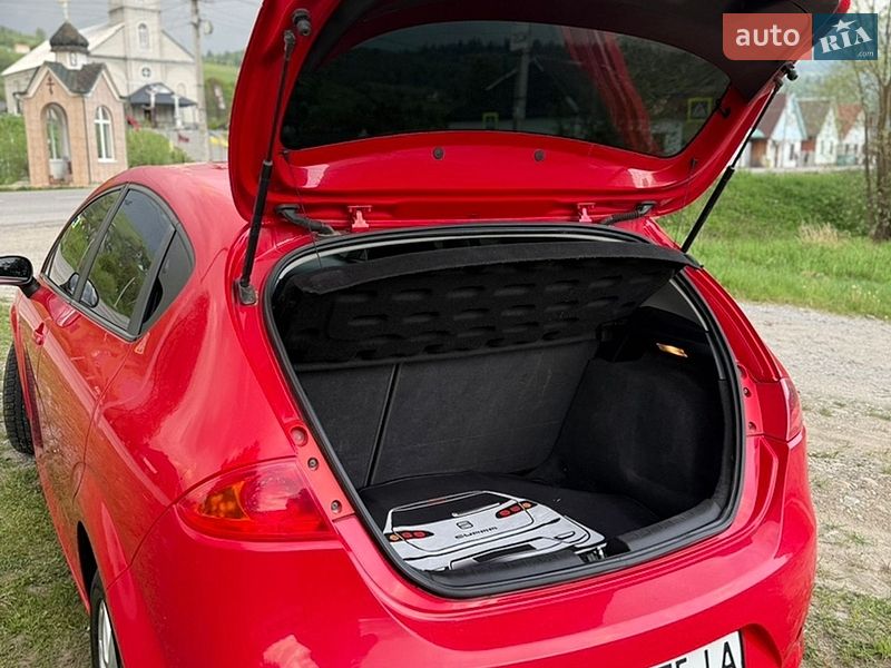 Хэтчбек SEAT Leon 2008 в Лазещине