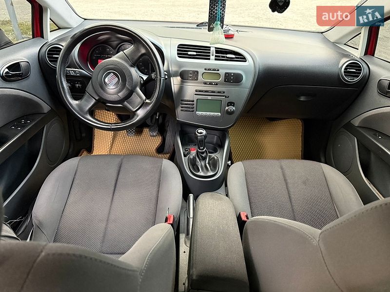 Хэтчбек SEAT Leon 2008 в Лазещине