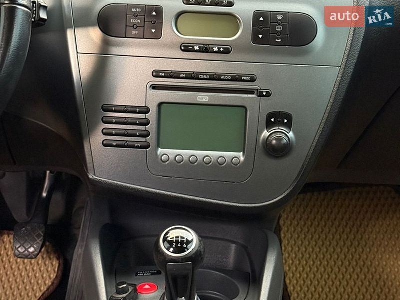 Хэтчбек SEAT Leon 2008 в Лазещине