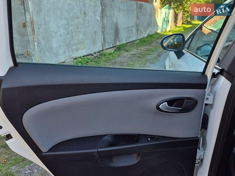 Хэтчбек SEAT Leon 2011 в Звягеле
