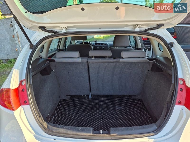 Хэтчбек SEAT Leon 2011 в Звягеле