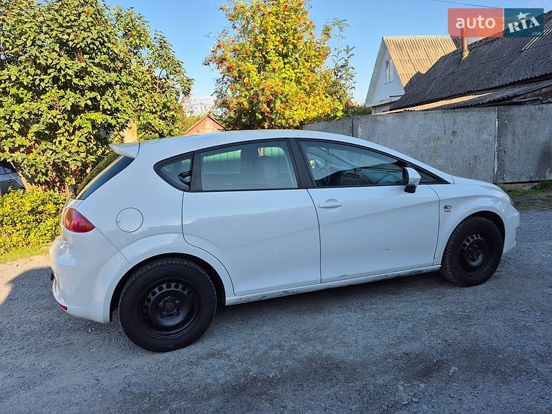 Хэтчбек SEAT Leon 2011 в Звягеле