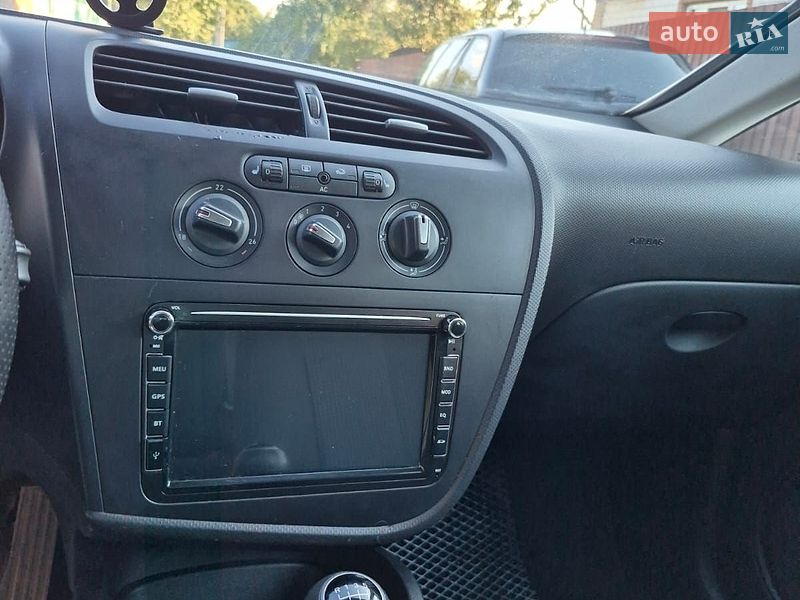 Хэтчбек SEAT Leon 2011 в Звягеле