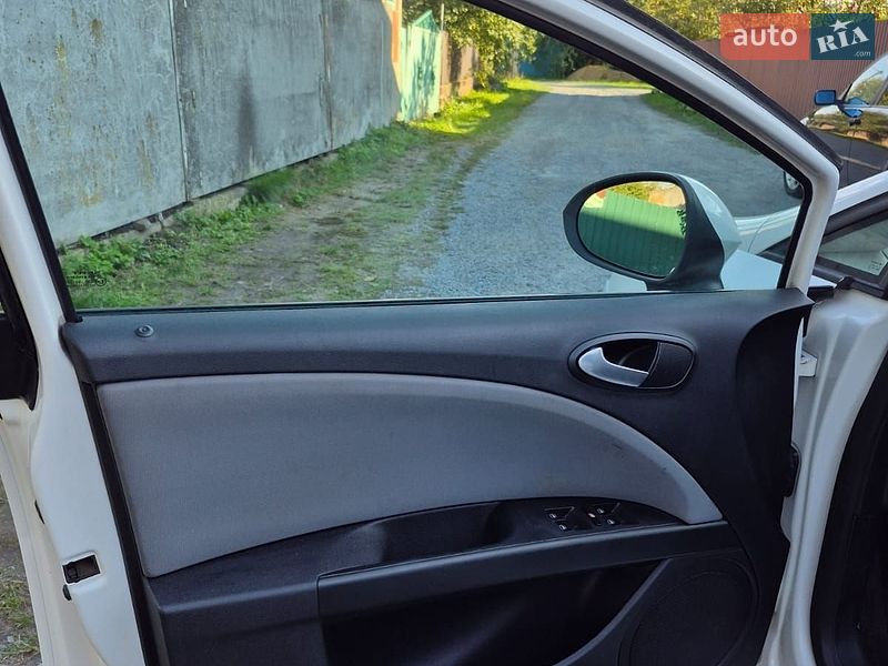 Хэтчбек SEAT Leon 2011 в Звягеле