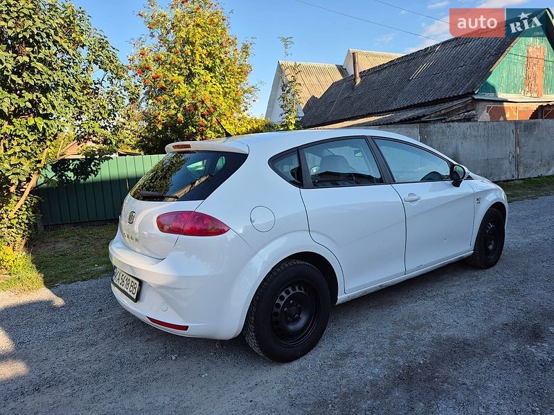 Хэтчбек SEAT Leon 2011 в Звягеле