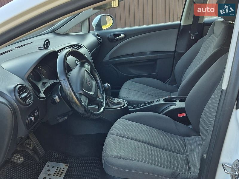 Хэтчбек SEAT Leon 2011 в Звягеле
