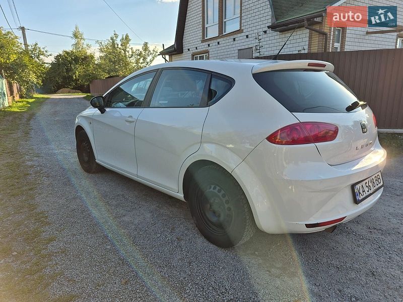 Хэтчбек SEAT Leon 2011 в Звягеле