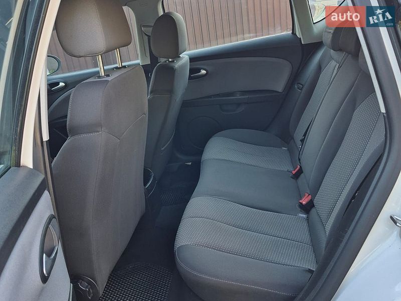 Хэтчбек SEAT Leon 2011 в Звягеле