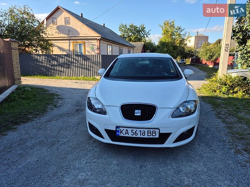 Хэтчбек SEAT Leon 2011 в Звягеле
