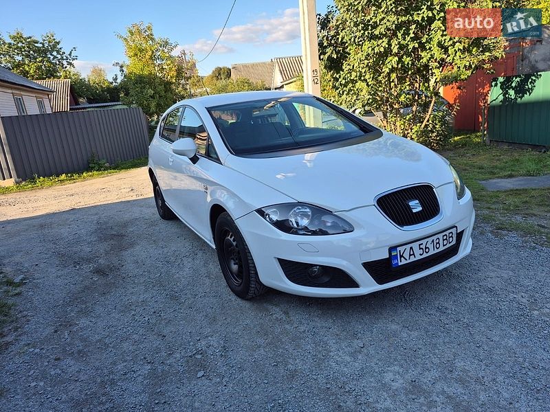 Хэтчбек SEAT Leon 2011 в Звягеле