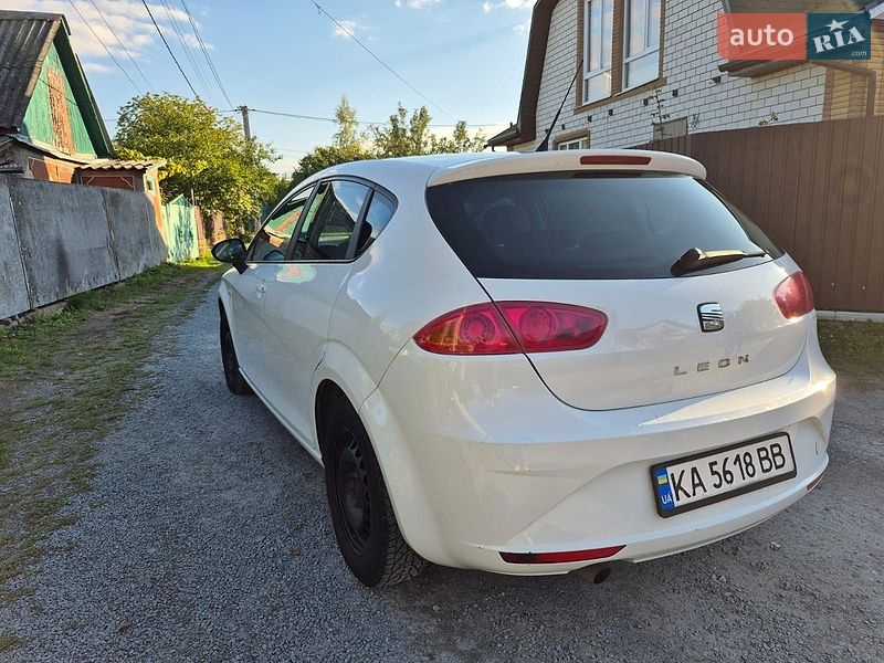 Хэтчбек SEAT Leon 2011 в Звягеле