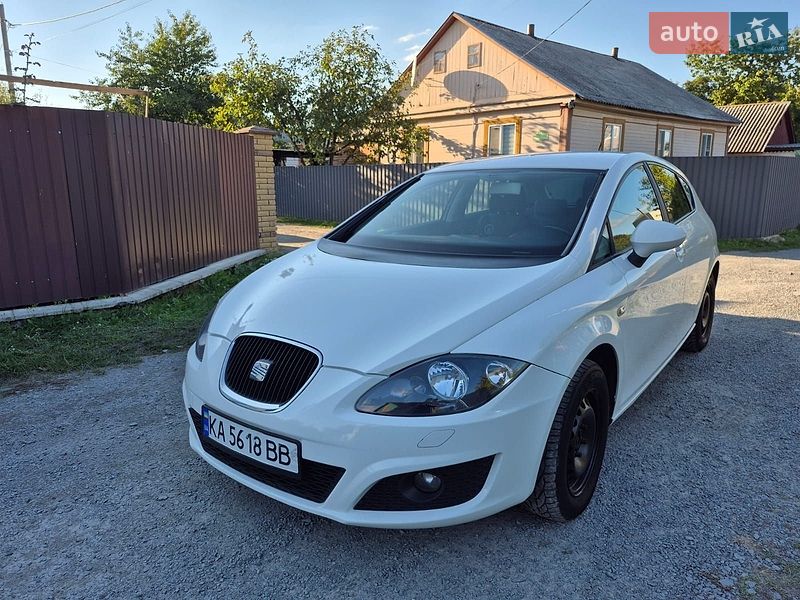 Хэтчбек SEAT Leon 2011 в Звягеле