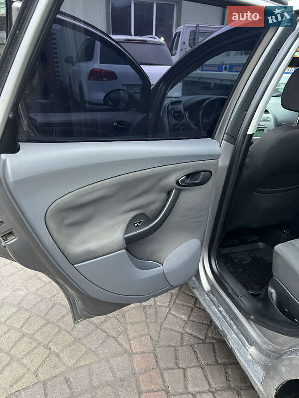 Хэтчбек SEAT Toledo 2005 в Шептицькому