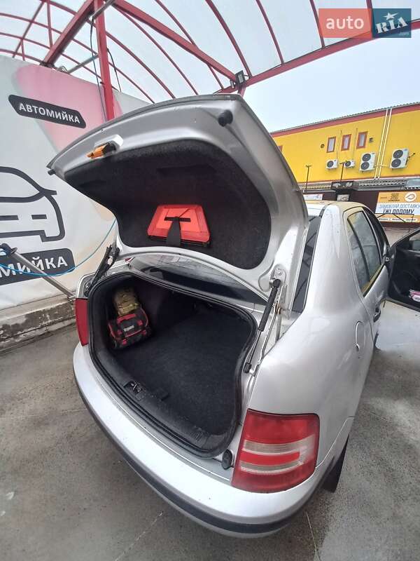 Седан Skoda Fabia 2005 в Киеве