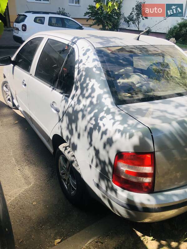 Седан Skoda Fabia 2006 в Чернівцях