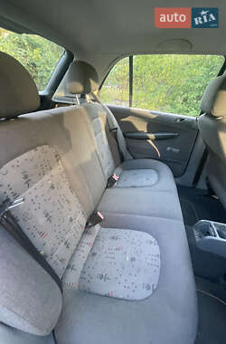 Хэтчбек Skoda Fabia 2002 в 