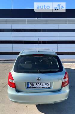 Универсал Skoda Fabia 2010 в Вишневом